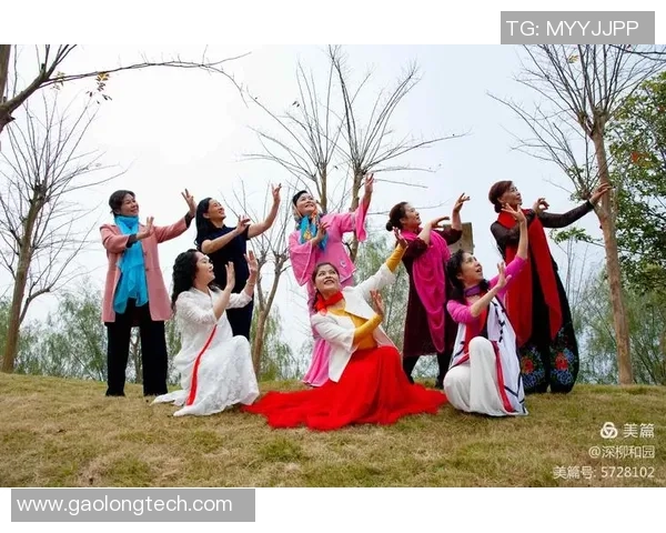 美女与足球明星亲密合照瞬间展现魅力与风采的完美结合